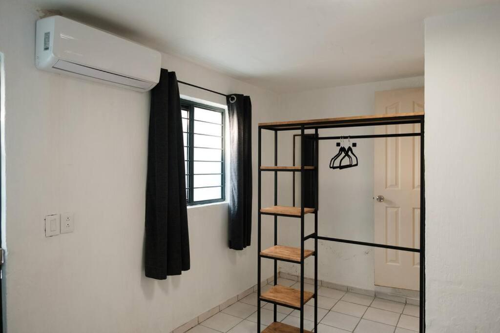 Colomos, 5 Bedroom W/ac King Bed, Backyard & Parking. Guadalajara