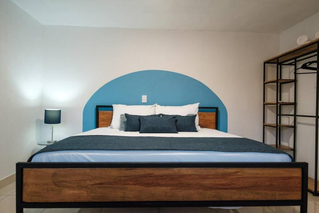 Apartment Colomos, 5 Bedroom W/ac King Bed, Backyard & Parking. *