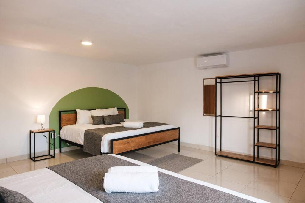 Colomos, 5 Bedroom W/ac King Bed, Backyard & Parking. Apartment *