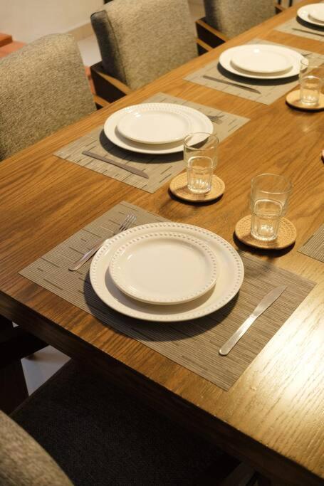 Colomos, 5 Bedroom W/ac King Bed, Backyard & Parking. Apartment