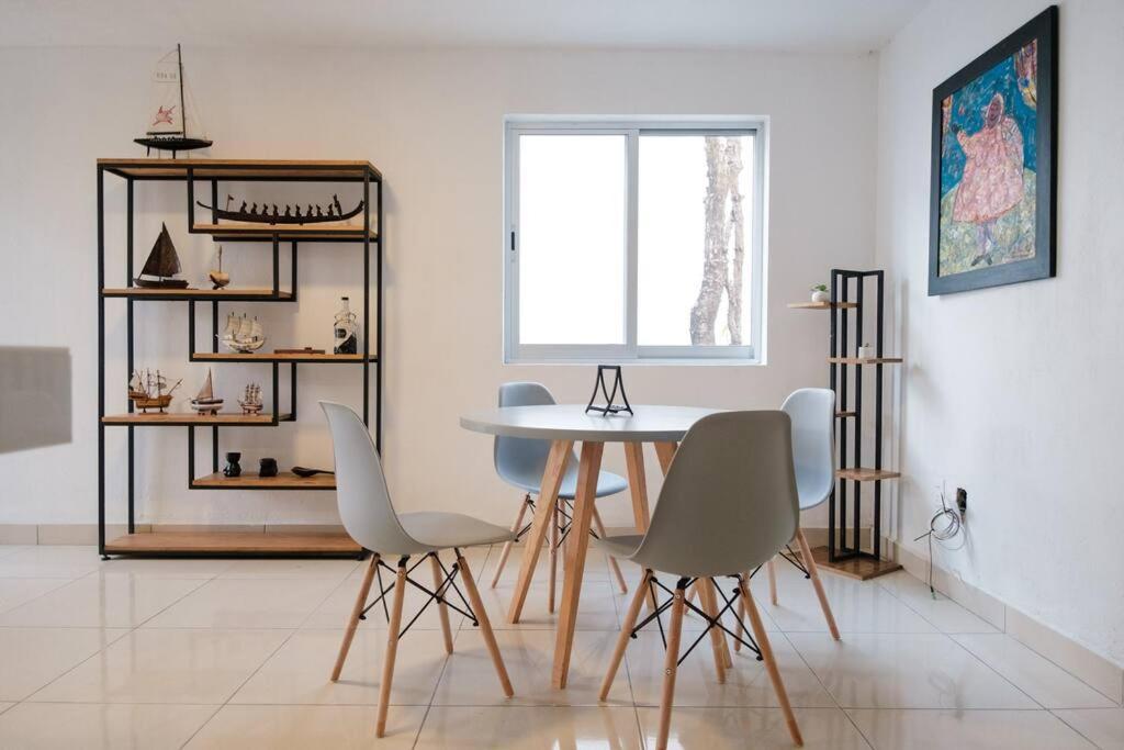 Apartment Colomos, 5 Bedroom W/ac King Bed, Backyard & Parking. Guadalajara