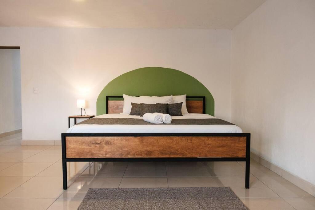 Apartment Colomos, 5 Bedroom W/ac King Bed, Backyard & Parking.