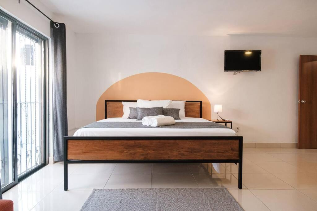 Apartment Colomos, 5 Bedroom W/ac King Bed, Backyard & Parking. *