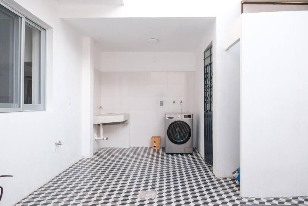 Colomos, 5 Bedroom W/ac King Bed, Backyard & Parking.