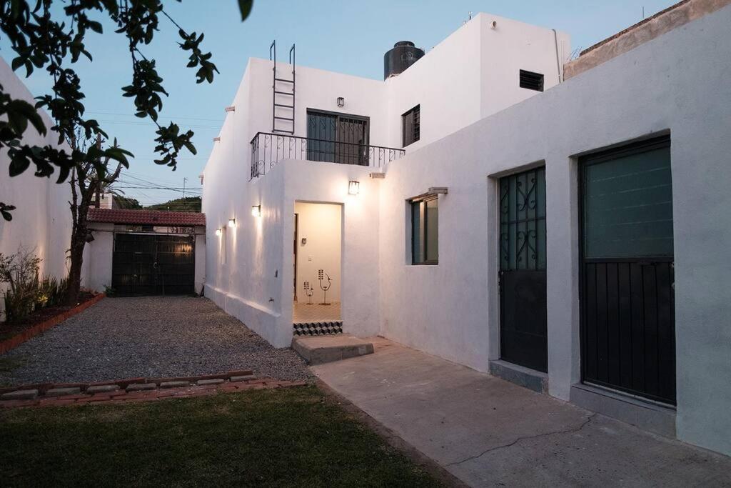 Apartment Colomos, 5 Bedroom W/ac King Bed, Backyard & Parking. Guadalajara
