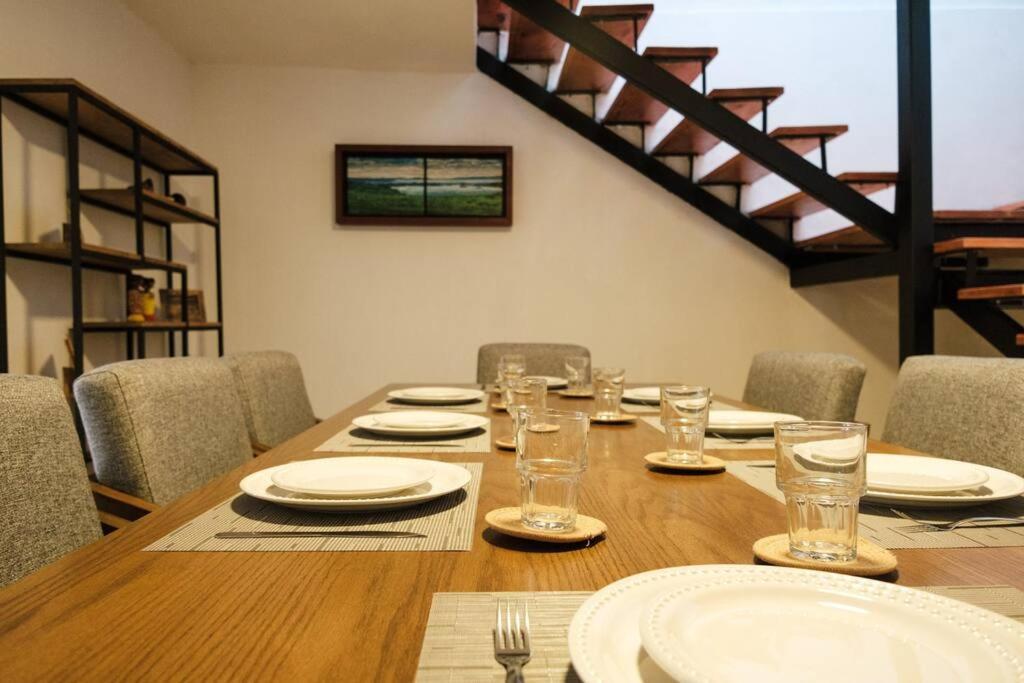 Apartment Colomos, 5 Bedroom W/ac King Bed, Backyard & Parking.