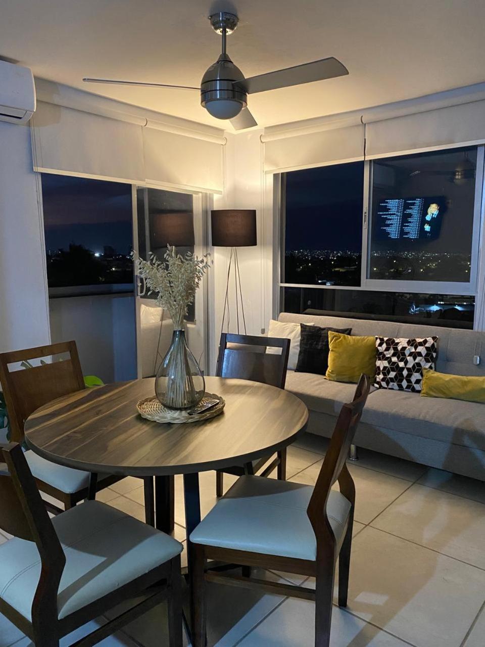 Apartamento Centro Depto 3 Rec 2 Banos Y Balcon Con Mejores Vistas A La Ciudad Ac Alberca Climatizada Parking Free Guadalajara