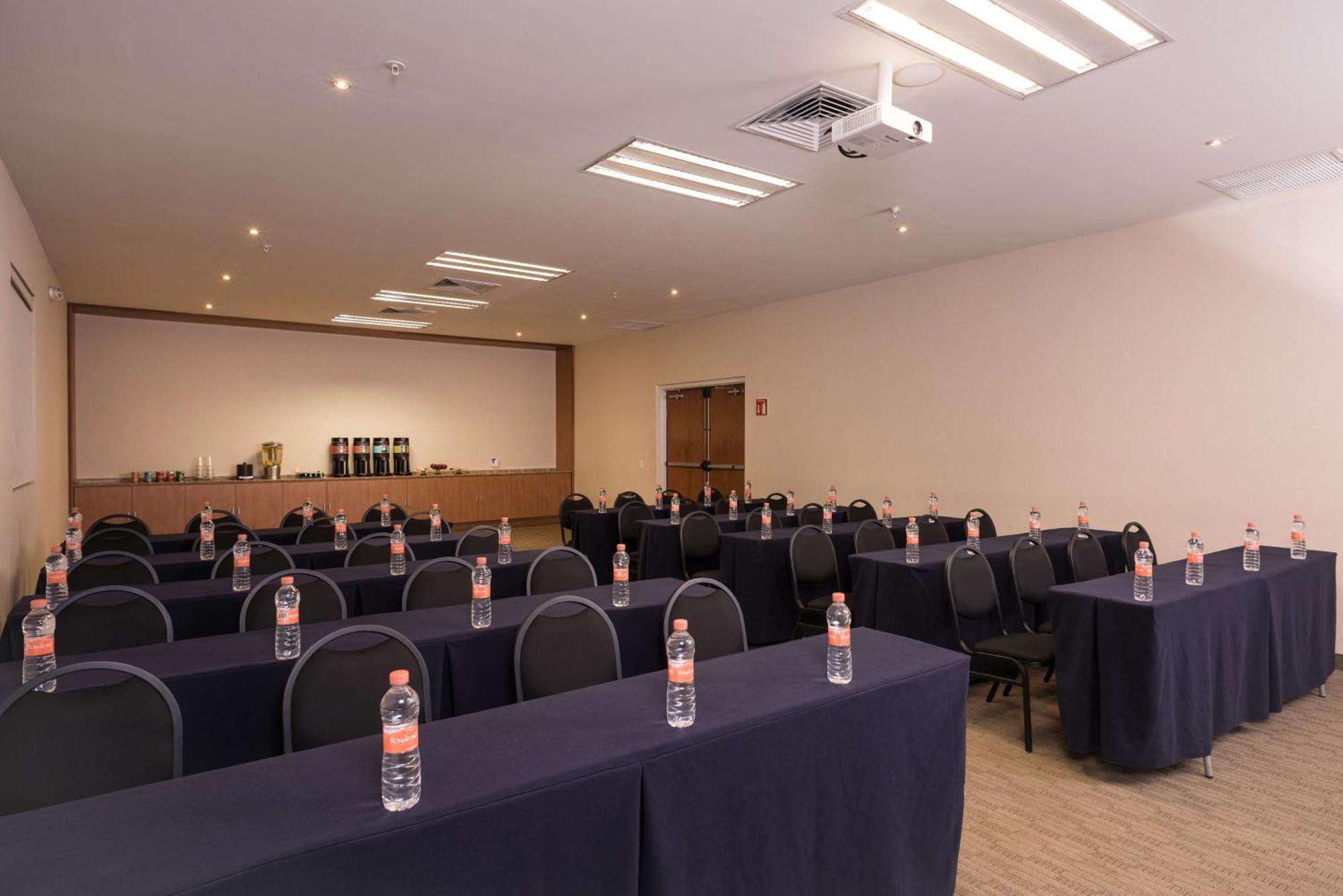 Hampton By Hilton Expo Hotel