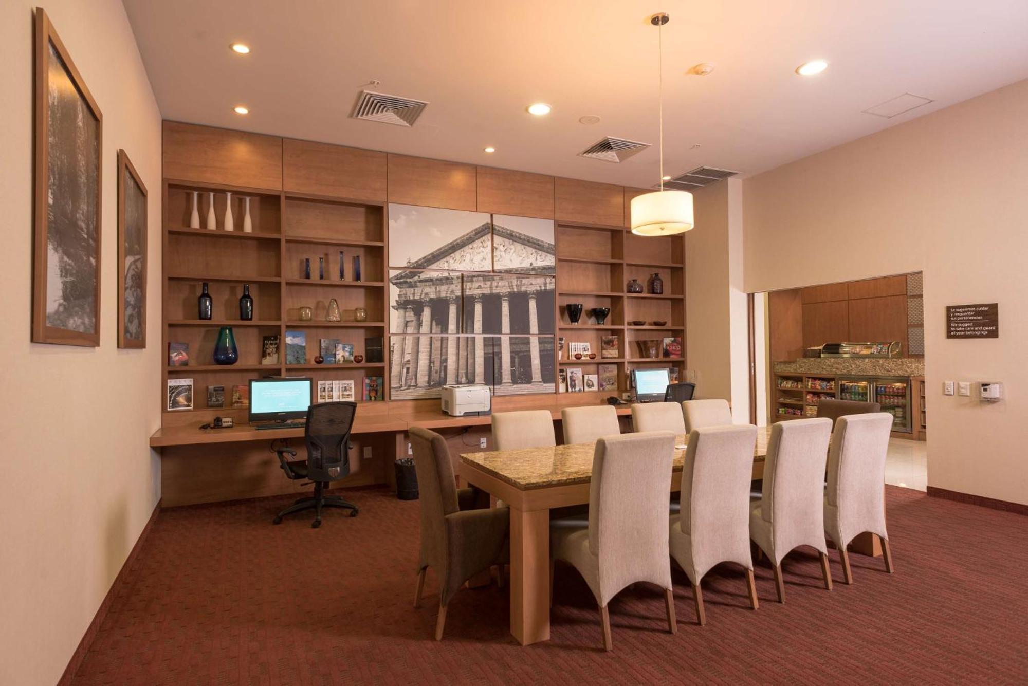 Hampton By Hilton Expo 3*