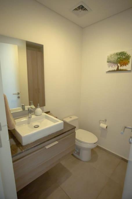 Spacious 3 Bedroom With Cool Amenities