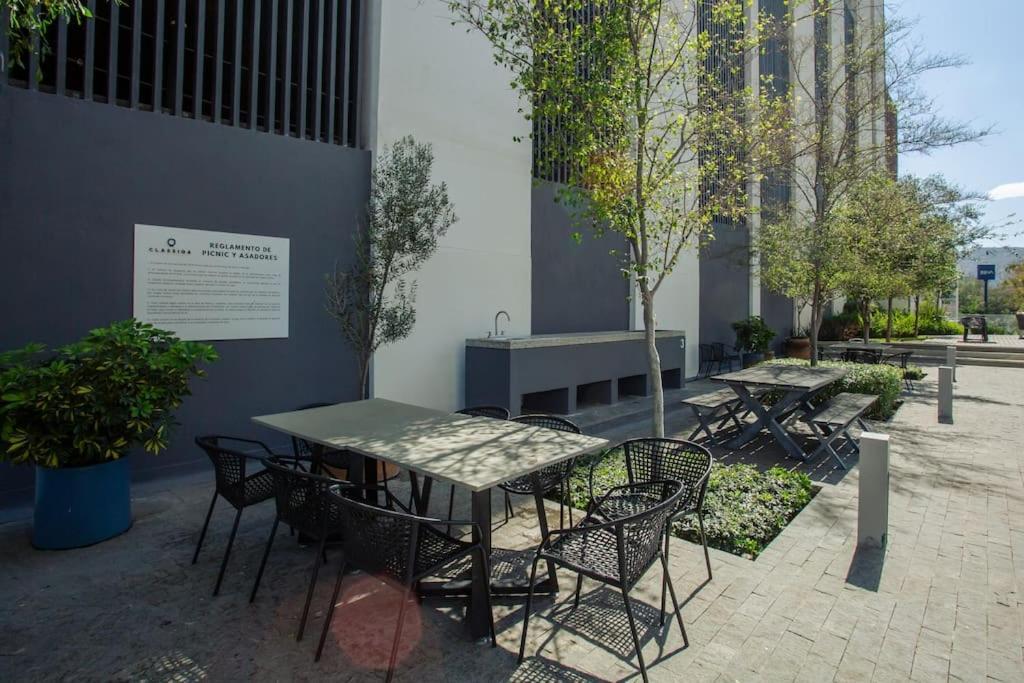 Spacious 3 Bedroom With Cool Amenities Apartment *