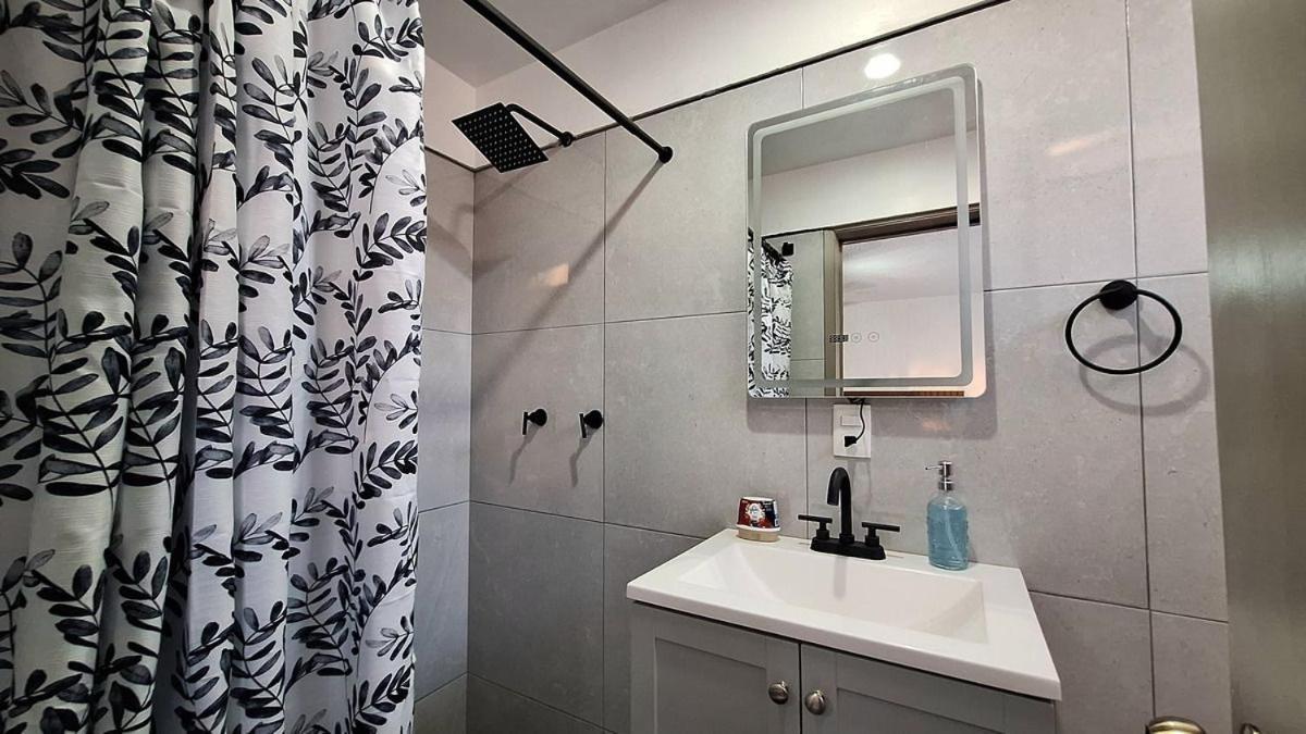 Hospital Regional, Plaza Patria, Colomos, Zona Financiera Apartment *