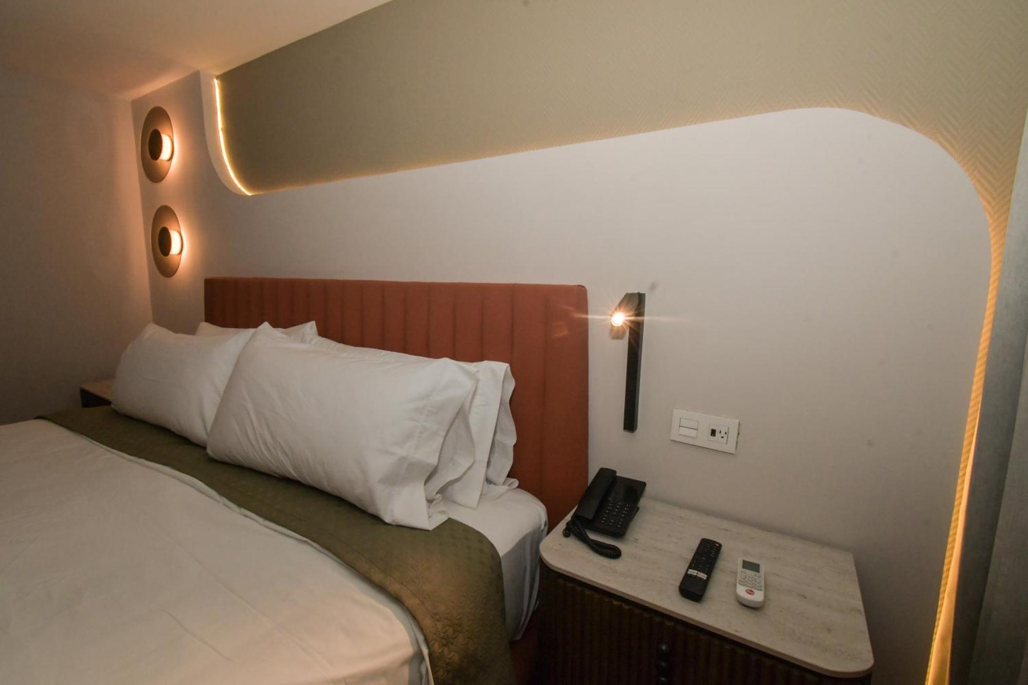 Hotel Expo Satelite 2750 &