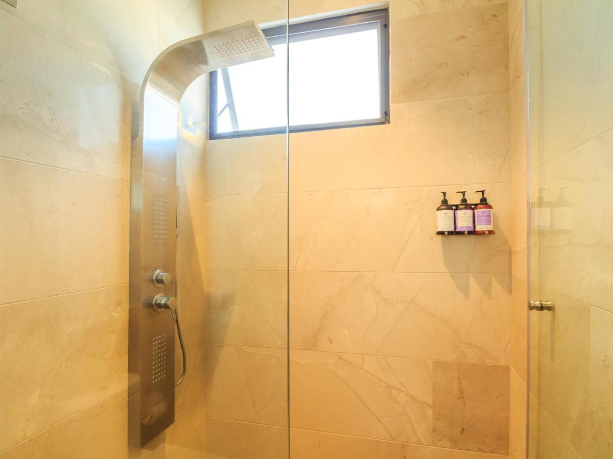 Private With Incredible View & Pool Apartment