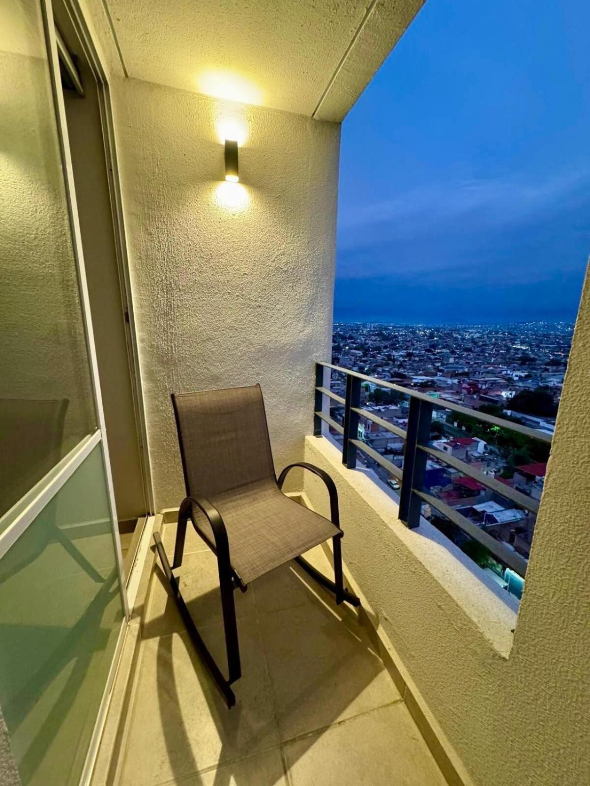 Modern 12th-floor Penthouse W 2 Balconies & Views *