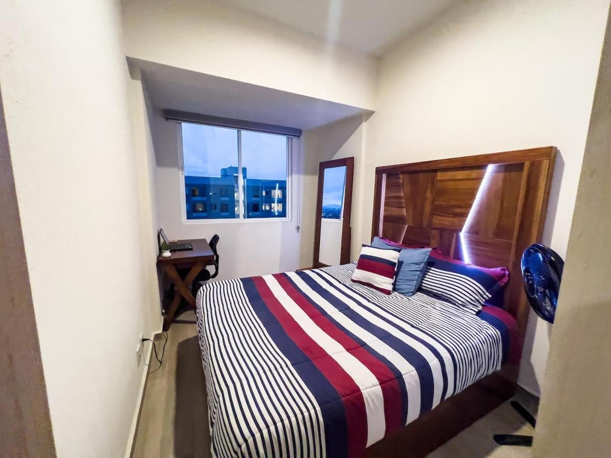 Modern 12th-floor Penthouse W 2 Balconies & Views Apartment *