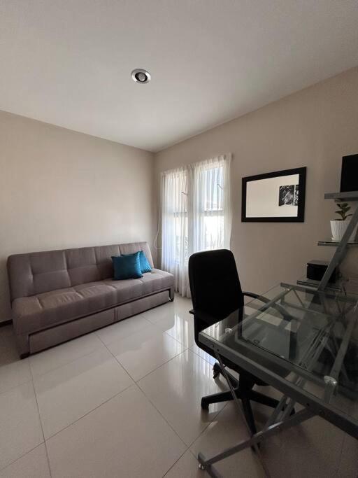 Casa Bon Ubicada En Nueva Galicia Residencial, Es Propiedad Completa Al Sur De La Ciudad Que Te Ofrece Modernidad, Espacio, Tranquilidad, Cuenta Con 4 Recamaras 3 Banos Completos Y 2 Cajones De Estacionamiento Privados Casa de férias