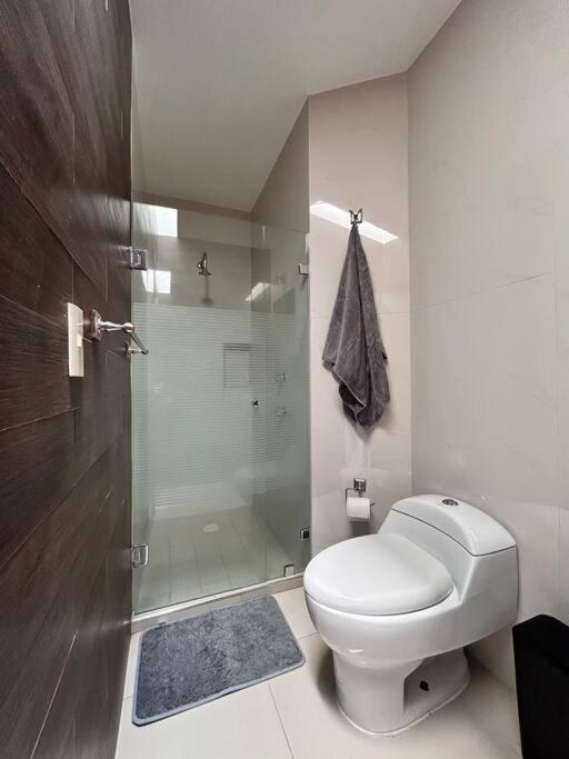 Casa de férias Casa Bon Ubicada En Nueva Galicia Residencial, Es Propiedad Completa Al Sur De La Ciudad Que Te Ofrece Modernidad, Espacio, Tranquilidad, Cuenta Con 4 Recamaras 3 Banos Completos Y 2 Cajones De Estacionamiento Privados *