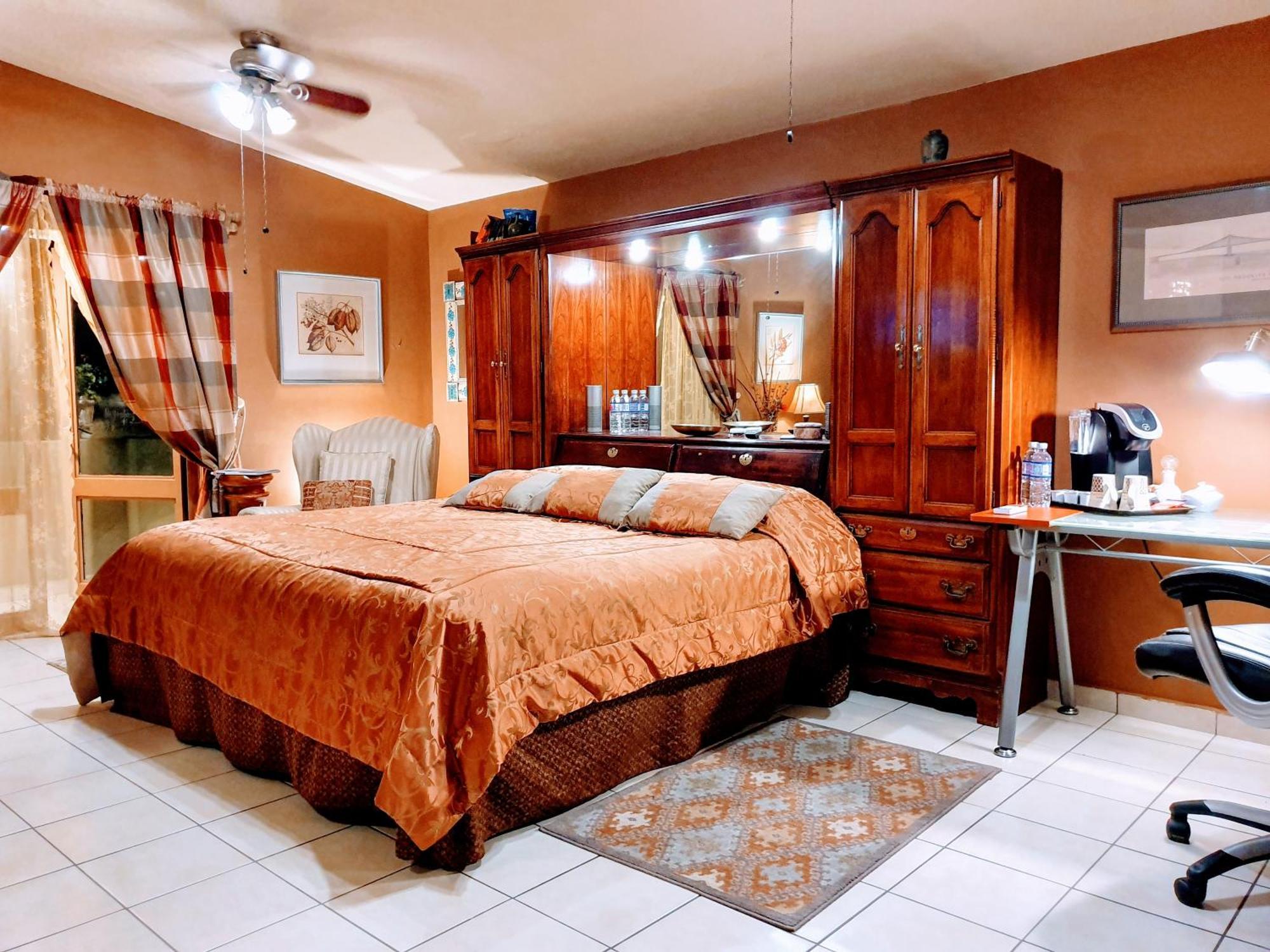 Dickinson Guest House, Guadalajara Expo