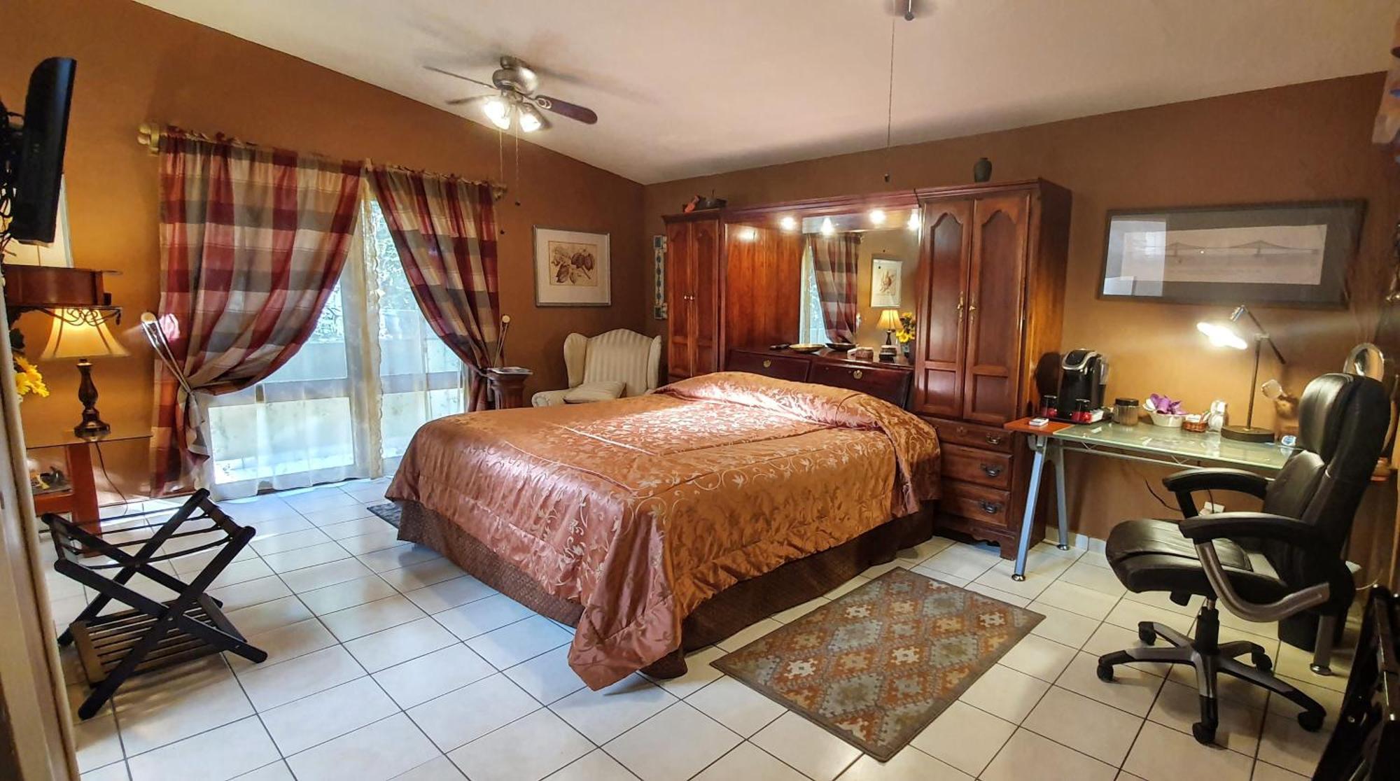 Dickinson Guest House, Guadalajara Expo