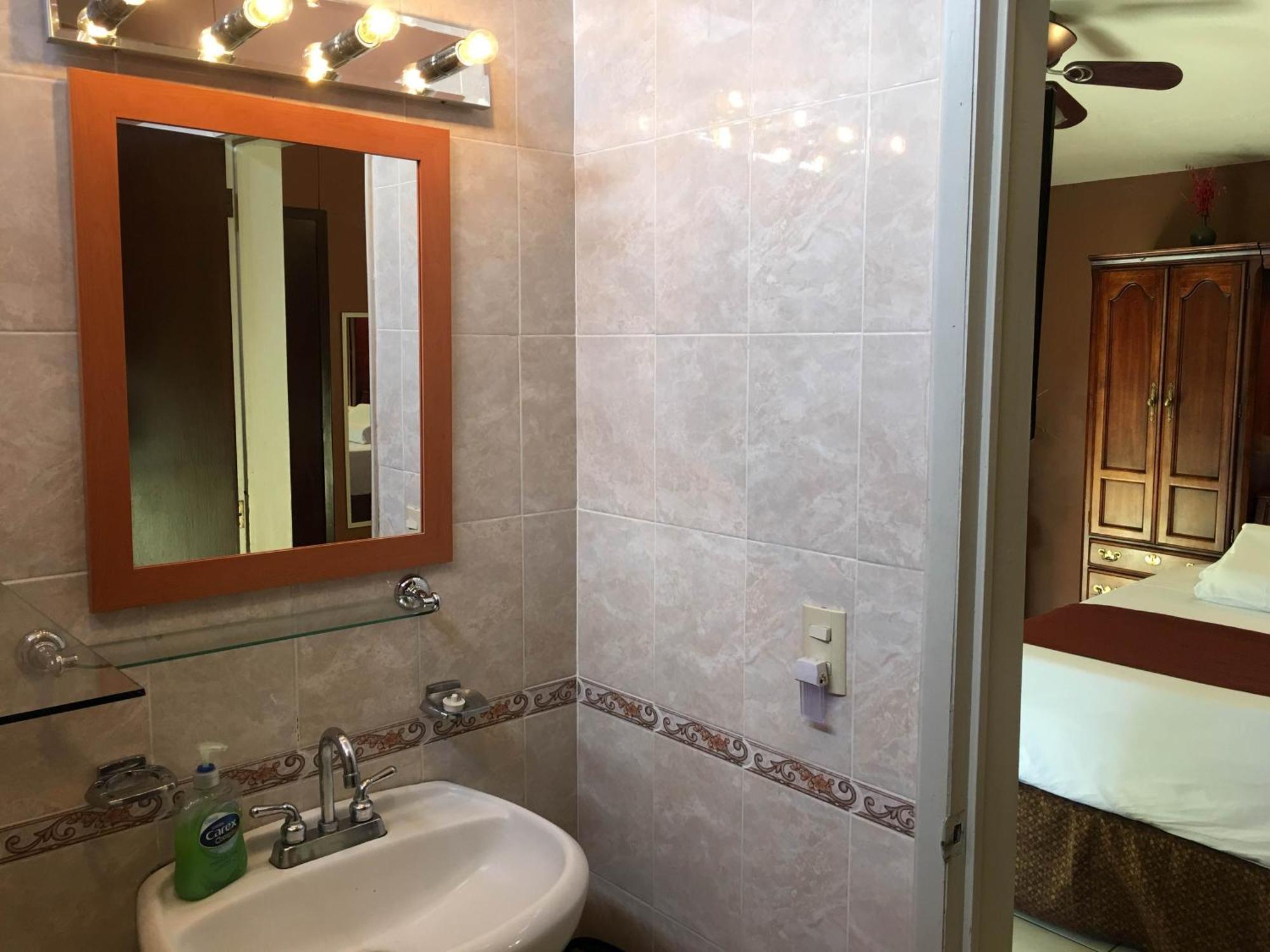 Dickinson Guest House, Guadalajara Expo 3*