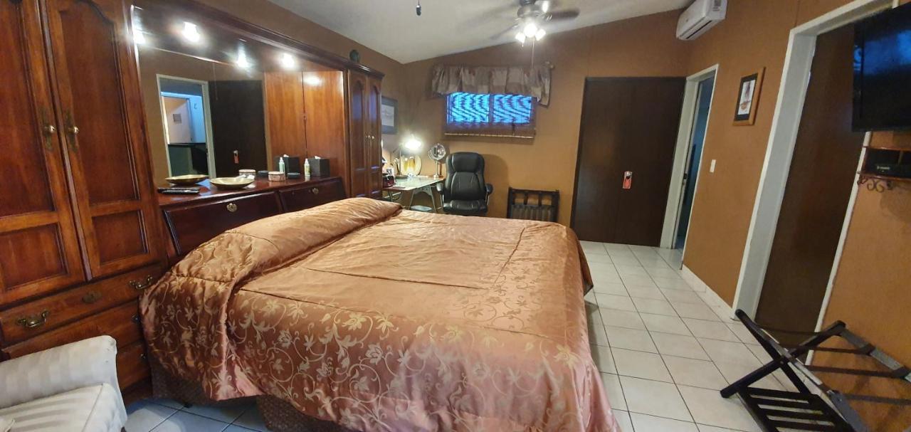 Dickinson Guest House, Guadalajara Expo