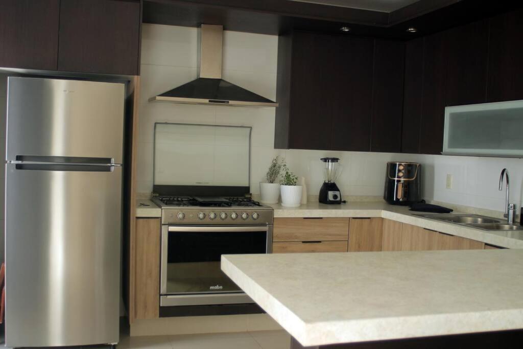Casa Bon Ubicada En Nueva Galicia Residencial, Es Propiedad Completa Al Sur De La Ciudad Que Te Ofrece Modernidad, Espacio, Tranquilidad, Cuenta Con 4 Recamaras 3 Banos Completos Y 2 Cajones De Estacionamiento Privados Holiday home *
